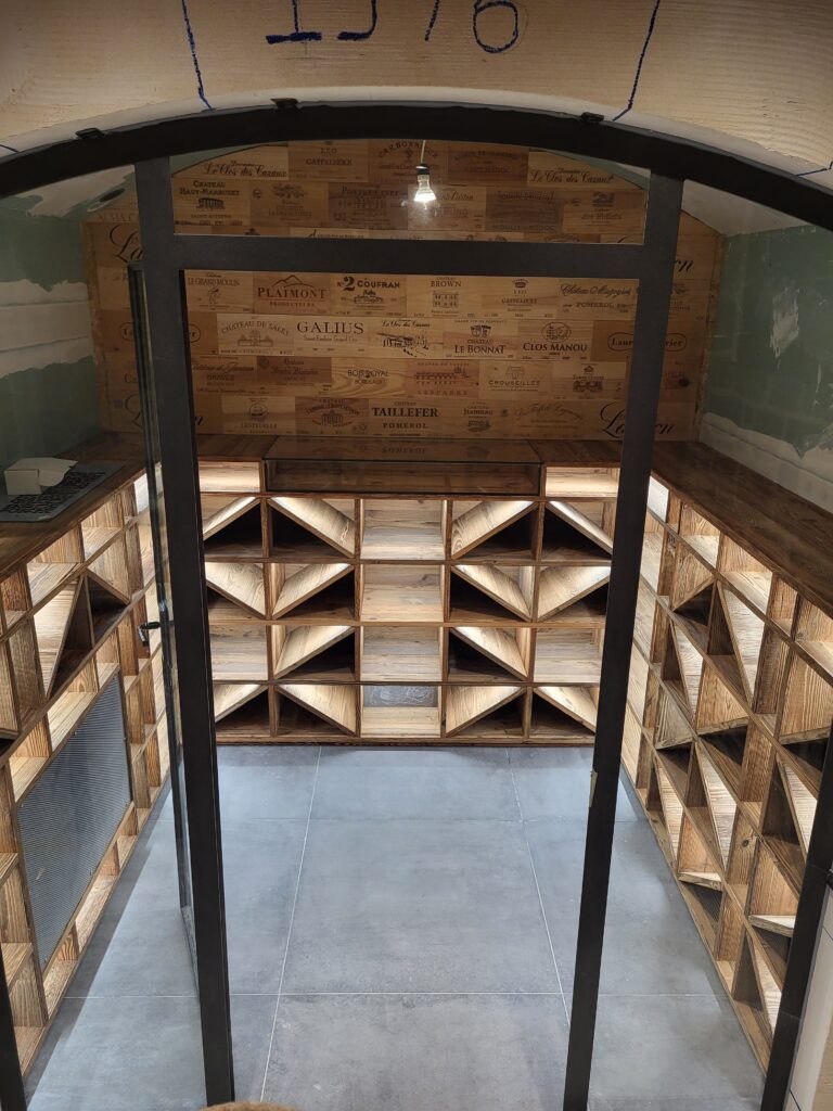 cave a vin sur mesure hdma Depuis plus de 25 ans, Hervé Delaunay met sa passion et son savoir-faire au service de l’aménagement intérieur. En 2019, il fonde HDMA pour accompagner particuliers et professionnels dans la conception et la fabrication de meubles sur-mesure et d'agencements intérieurs personnalisés. Situé à Fillière, à quelques kilomètres d’Annecy, notre atelier propose des solutions uniques et optimisées pour chaque projet.
