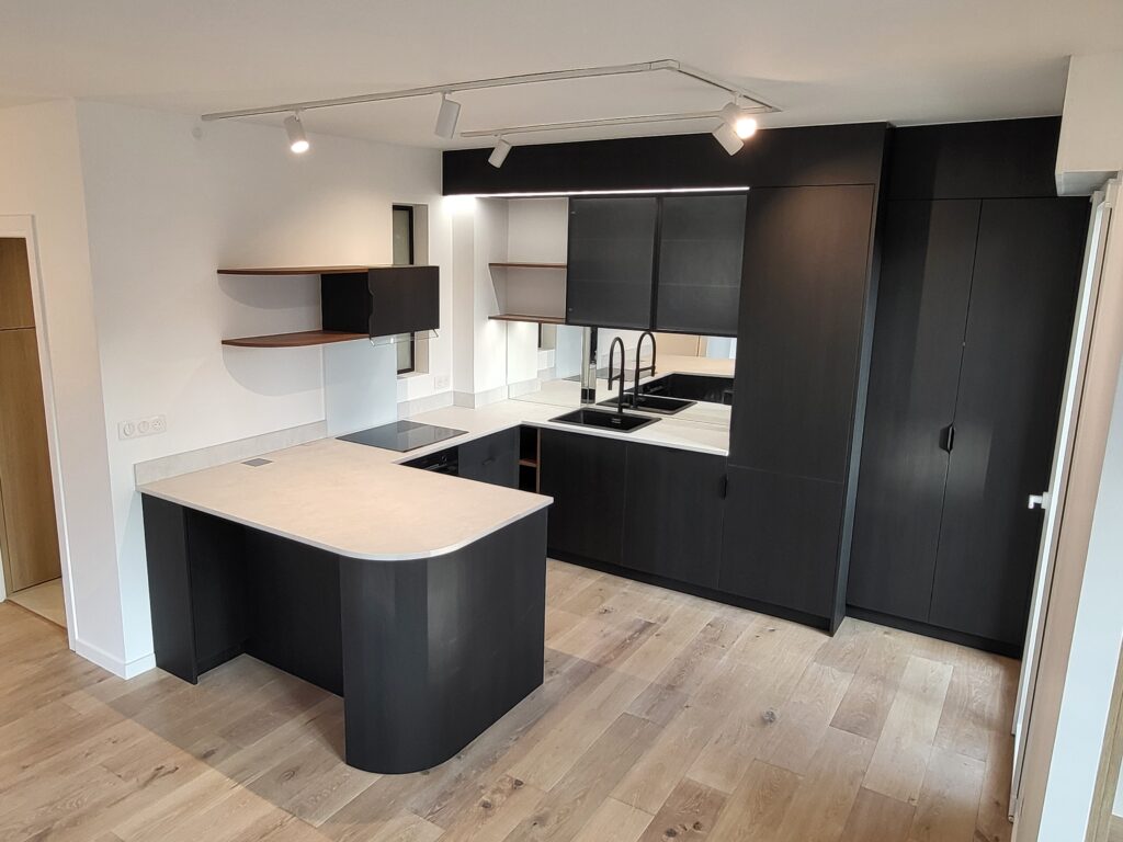 cuisine creation fabrication HDMA Depuis plus de 25 ans, Hervé Delaunay met sa passion et son savoir-faire au service de l’aménagement intérieur. En 2019, il fonde HDMA pour accompagner particuliers et professionnels dans la conception et la fabrication de meubles sur-mesure et d'agencements intérieurs personnalisés. Situé à Fillière, à quelques kilomètres d’Annecy, notre atelier propose des solutions uniques et optimisées pour chaque projet.