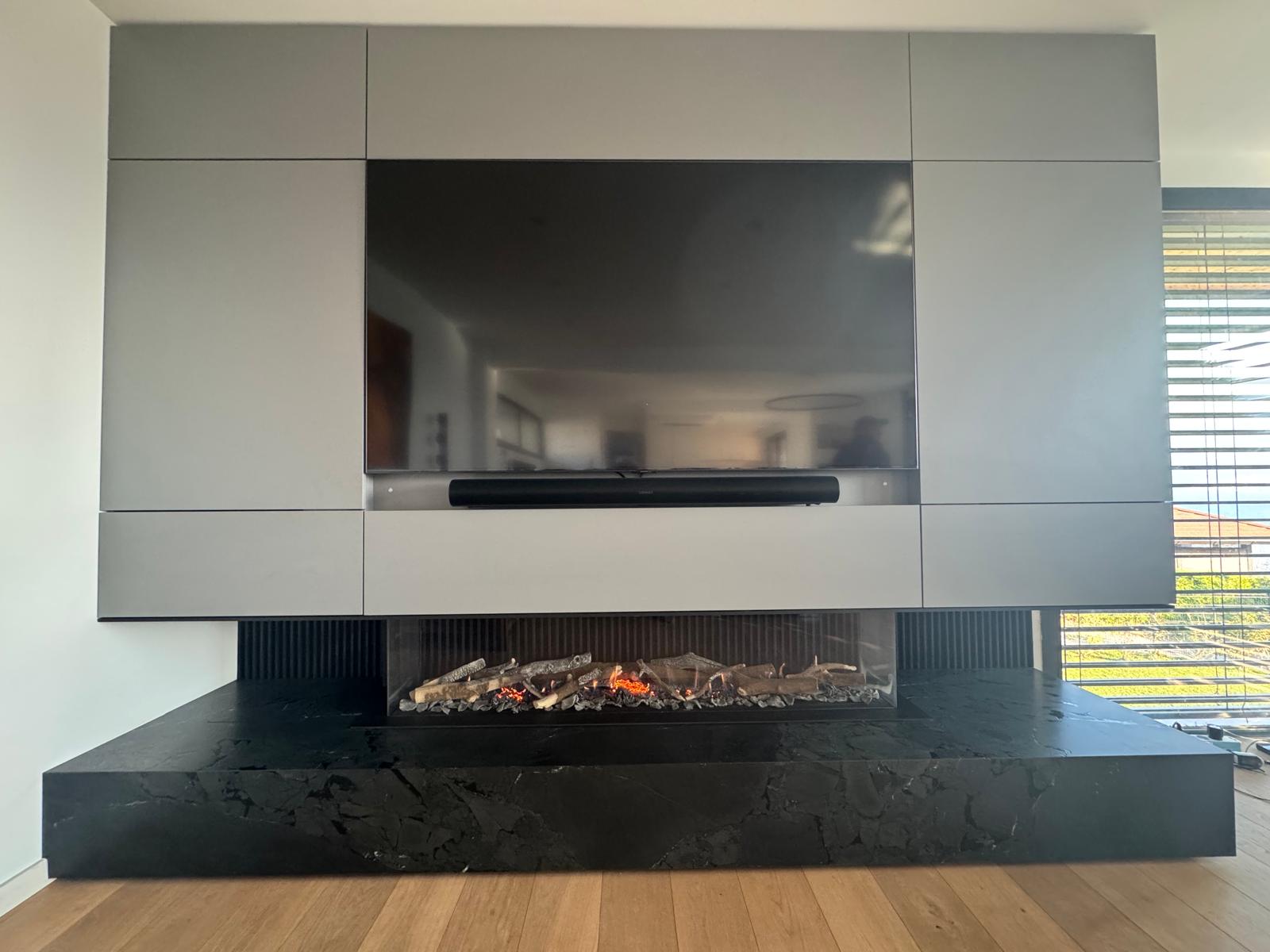 meuble tv sur mesure au dessus d'insert cheminée