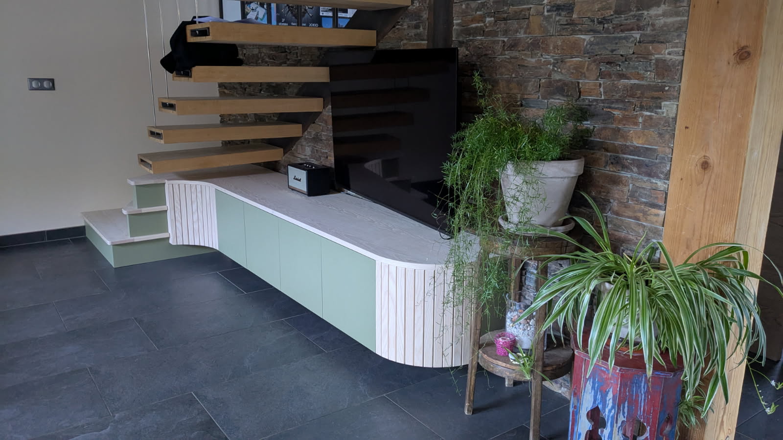 meuble tv arrondi sous escalier