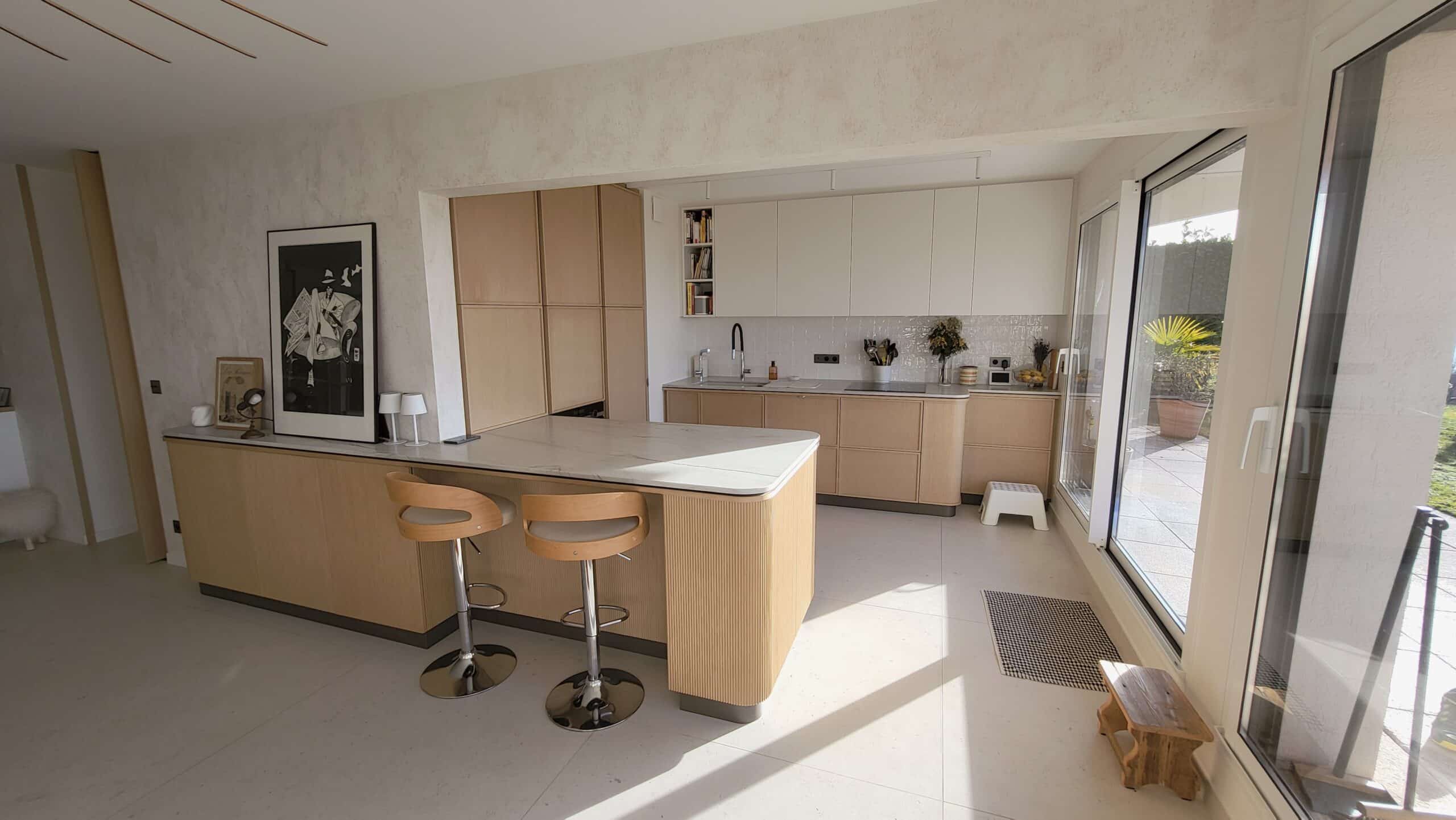 Cuisine sur- mesure , bois clair et arrondis