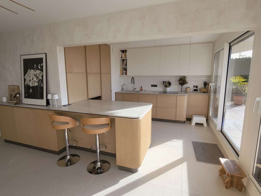 Cuisine sur- mesure , bois clair et arrondis
