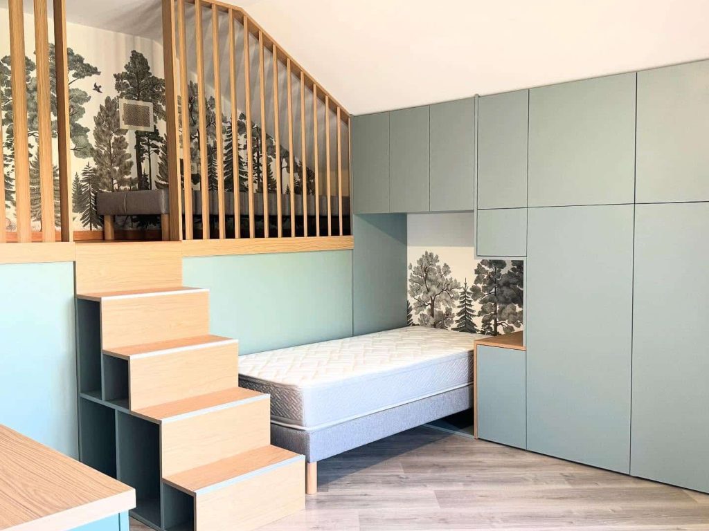 Chambre sur-mesure pour jumeaux 📐 Fabrication artisanale Un projet pensé pour optimiser l’espace et offrir à chacun un cocon unique. ✅ Deux couchages intégrés ✅ Un bureau double fonctionnel ✅ Un claustra pour préserver l’intimité tout en laissant passer la lumière ✅ Rangements intégrés