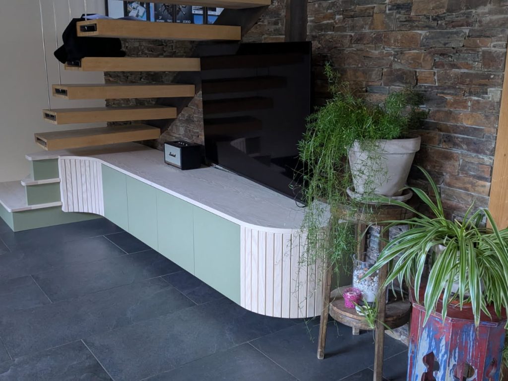 meuble tv arrondi sous escalier