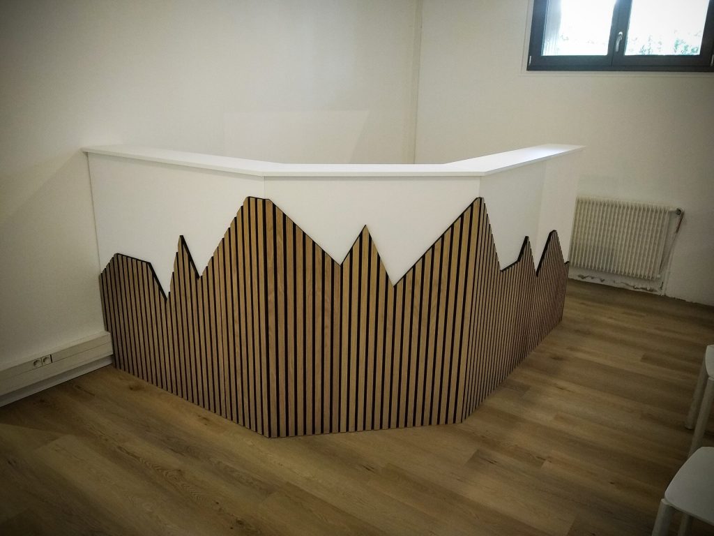 banque_accueil_bois_clair_blanc_design_montagne