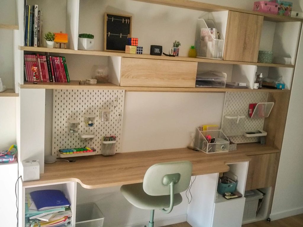 bureau_chambre_sur_mesure_bois_clair_blanc_etagere