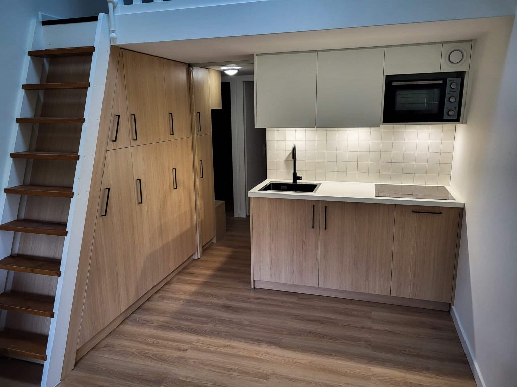 cuisine kitchenette avec rangements optimisés
